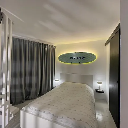 Playa, Pool & Nightlife Steps From Clubs & Americas
